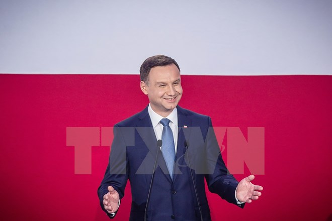 Ông Andrzej Duda phát biểu trước những người ủng hộ tại Warsaw, sau khi kết quả sơ bộ được công bố. (Nguồn: AFP/TTXVN)