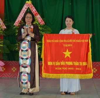 Thừa ủy quyền Thủ tướng Chính phủ, Phó Chủ tịch UBND tỉnh trao Cờ thi đua tặng tập thể Trường THPT Dân  tộc nội trú Nơ Trang Lơng