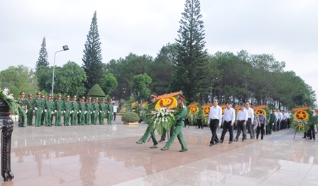 Đoàn đại biểu UBND tỉnh dâng vòng hoa viếng các Anh hùng liệt sĩ.