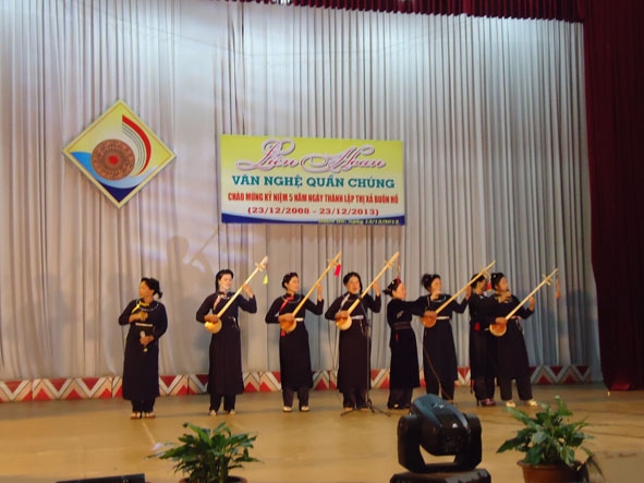 Câu lạc bộ hát then xã Ea Siên (TX. Buôn Hồ) tham gia biểu diễn  tại Liên hoan văn nghệ quần chúng.