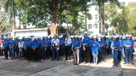 Đông đảo đoàn viên thanh niên và học sinh trường Trung cấp Y tế Dak Lak tham gia lễ mít tinh.