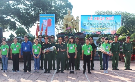 Ban tôt chức chương trình tặng hoa lưu niêm các điều phối viên tham gia