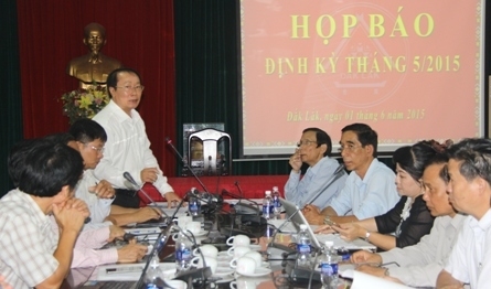 Phó Chủ tịch UBND tỉnh Trần Hiếu phát biểu chỉ đạo tại buổi họp báo định kỳ 