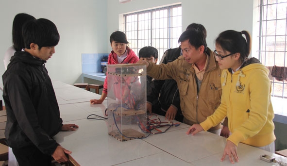 Thầy và trò Trường THPT Hai Bà Trưng (thị xã Buôn Hồ) đang hoàn chỉnh sản phẩm tham dự Cuộc thi Khoa học Kỹ thuật cấp tỉnh.