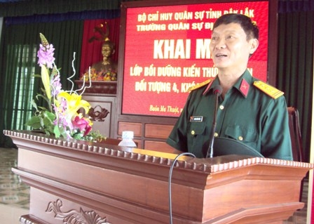 Thượng tá Trương Hồng Mận, Hiệu trưởng Trường Quân sự địa phương phát biểu khai mạc khóa bồi dưỡng.