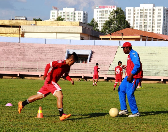 Các cầu thủ CLB bóng đá Dak Lak luyện tập thể lực dưới sự hướng dẫn của HLV người Nigieria - Edele Buba John Son. 