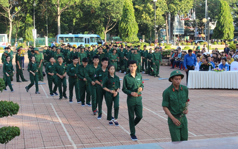 Dâng hoa tại Đài tưởng niệm Bác Hồ với các cháu thiếu nhi.