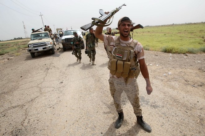Lực lượng ủng hộ Chính phủ Iraq giành lại quyền kiểm soát làng Sayed Ghareeb, gần Dujail, cách thủ đô Baghdad 70km về phía bắc từ phiến quân IS ngày 2-6. (Ảnh: AFP/TTXVN)