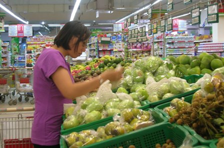 Người tiêu dùng chọn mua rau củ quả an toàn tại siêu thị Coopmart Buôn Ma Thuột. 