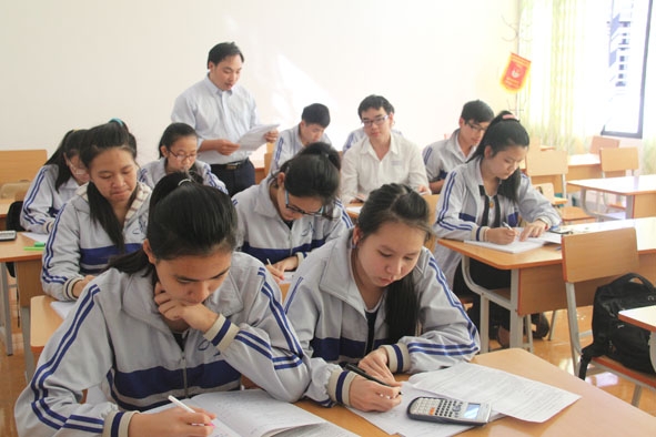 Giờ ôn tập của học sinh lớp 12 chuyên Hóa Trường THPT Chuyên Nguyễn Du.