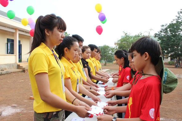 Gửi những lá thư viết trong thời gian tham gia Chương trình “Học kỳ trong quân đội”  về cho gia đình.