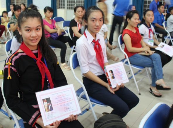 H’Nion Niê  (bìa trái) tham dự Đại hội Cháu ngoan Bác Hồ toàn tỉnh năm học 2014-2015.
