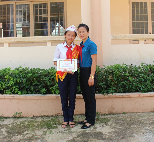 Hà Thùy Linh  chia sẻ niềm vui với cô giáo khi được công nhận Chỉ huy Đội giỏi cấp  thành phố năm học 2014-2015.