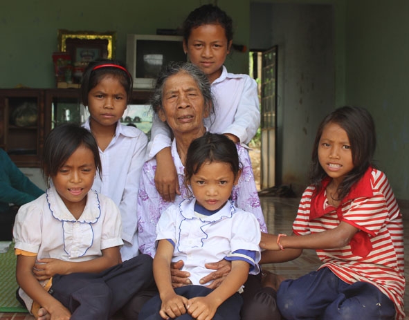 Các em  thiếu nhi trong buôn quây quần bên  bà H’Yiêng  để được nghe  bà kể  những  câu chuyện về Bác Hồ.