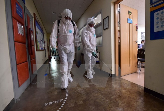 Nhân viên y tế Hàn Quốc phun thuốc khử trùng nhằm ngăn ngừa sự lây lan của MERS tại thủ đô Seoul ngày 12-6. (Ảnh: Yonhap/TTXVN)