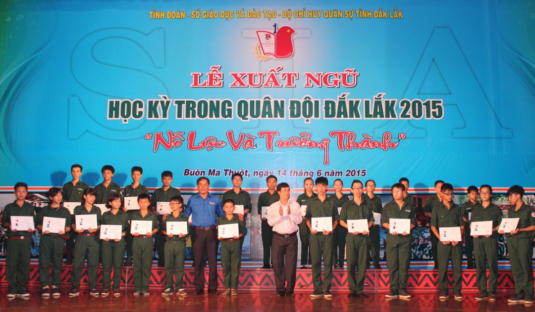 Trao giấy chứng nhận hoàn thành Chương trình 