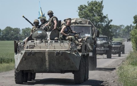 Đoàn xe chở binh sĩ Ukraine tiến vào Donetsk (Ảnh Reuters)