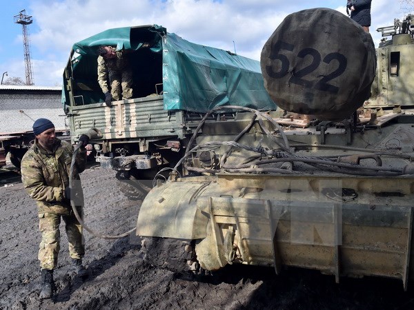Binh sỹ Ukraine chất vũ khí lên tàu hỏa để chuyển khỏi thành phố Artemivsk thuộc khu vực Donetsk ở miền đông ngày 6-3. (Nguồn: AFP/TTXVN)