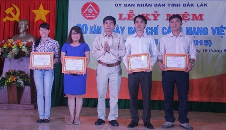 Lãnh đạo Ban Tuyên giáo Tỉnh ủy trao Giấy chứng nhận cho các tác giả đoạt giải