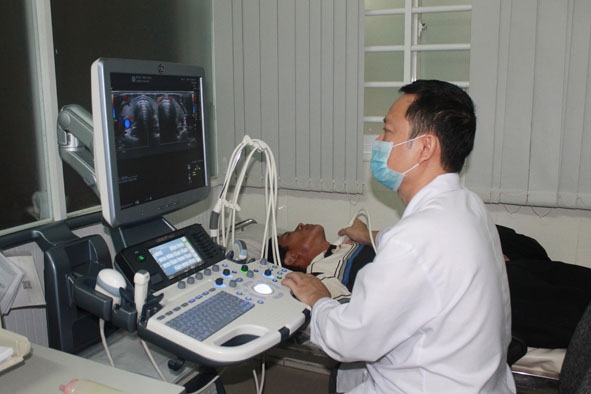 Siêu âm tuyến giáp cho người bệnh bằng máy siêu âm LOGIQ S7  Expert 2015 tại Bệnh viện Đa khoa Thiện Hạnh.
