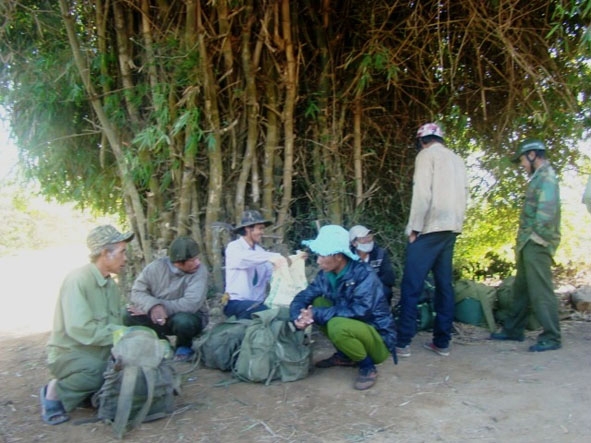 Nhân viên BQL rừng lịch sử - văn hóa - môi trường Hồ  Lak  và hộ nhận khoán trước giờ tuần tra.