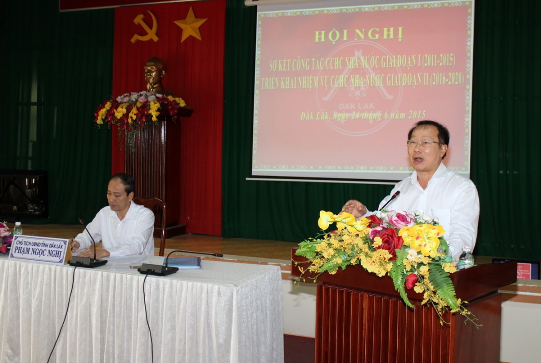 Phó Chủ tịch UBND tỉnh Trần Hiếu đóng góp ý kiến tại Hội nghị