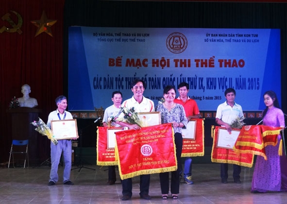 Ban tổ chức trao giải Nhất toàn đoàn cho đơn vị Dak Lak tại Hội thi năm 2015