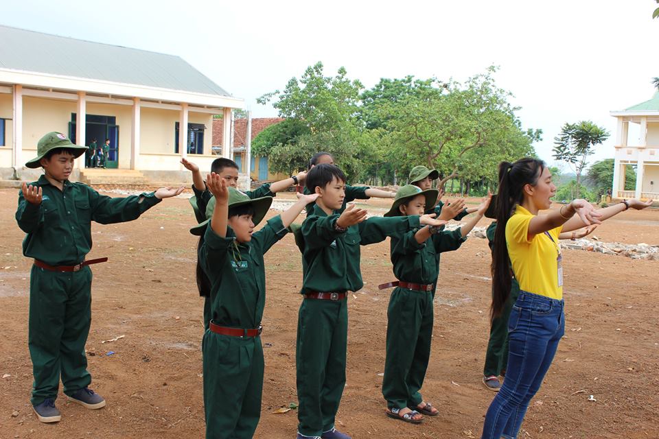 Điều phối viên hướng dẫn các em thanh thiếu nhi tập dân vũ trong Chương trình 