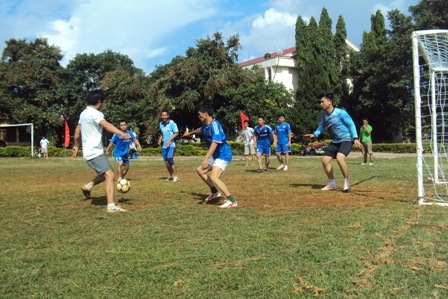 Các vận động viên thi đấu môn bóng đá.
