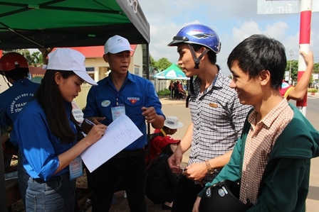 Lực lượng thanh niên tình nguyện hướng dẫn cho các thí sinh tại Điểm thi Trường Đại học Tây Nguyên