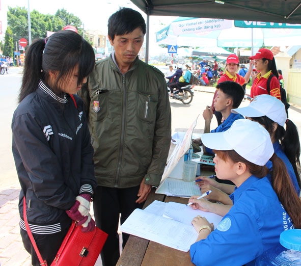  Sinh viên tình nguyện Trường Đại học Tây Nguyên đang tư vấn  cho thí sinh và phụ huynh thí sinh tham dự kỳ thi THPT quốc gia năm 2015.