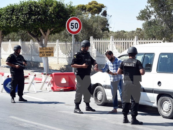 Lực lượng an ninh Tunisia làm nhiệm vụ tại khu vực xảy ra vụ tấn công khủng bố ngày 27-6. (Nguồn: AFP/TTXVN)