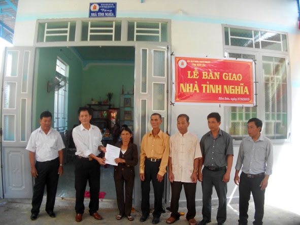 Đại diện Hội Nạn nhân chất độc da cam/điôxin tỉnh trao quyết định bàn giao nhà cho bà Kiều Thị Phương. 