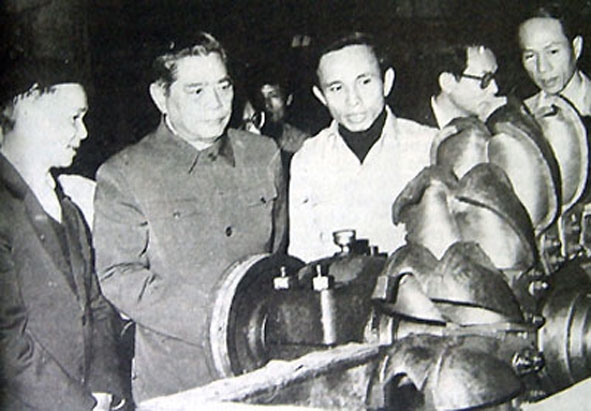 Đồng chí Nguyễn Văn Linh thăm và làm việc tại Nhà máy công cụ số 1, ngày 3-3-1987.  Ảnh: T.L