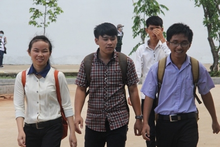 Thí sinh tại điểm thi Chuyên Nguyễn Du hoàn thành ngày thi thứ 2 với tâm trạng thoải máii