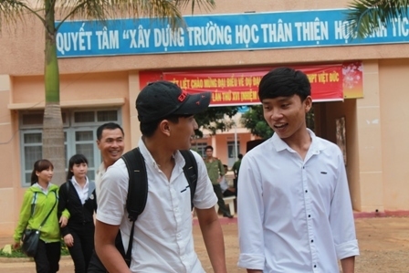 Thi sinh dự thi môn Ngữ văn tại điểm thi huyện Cư Kuin
