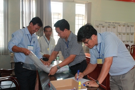 Cán bộ coi thi tại điểm thi huyện Cư Kuin bàn giao túi đựng bài thi cho trưởng 