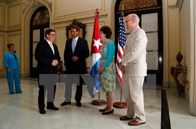 Ngoại trưởng Cuba Bruno Rodriguez (trái) và các Thượng Nghị sĩ Mỹ tại cuộc gặp ở Havana ngày 13-6. (Nguồn: AFP/TTXVN)
