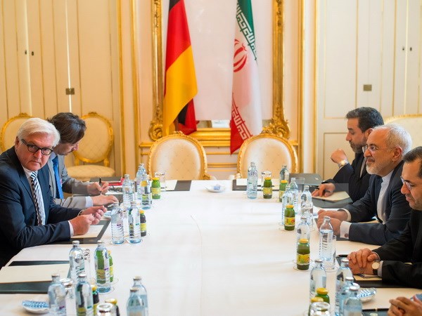 Ngoại trưởng Đức Frank-Walter Steinmeier (trái) và Ngoại trưởng Iran Mohammad Javad Zarif (phải) tại cuộc gặp ở Vienna (Áo), trước khi bắt đầu vòng đàm phán. (Nguồn: AFP/TTXVN)