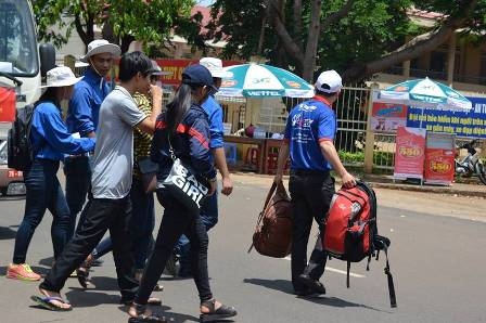 Các sinh viên tình nguyện đón thí sinh tại bến xe buýt,...