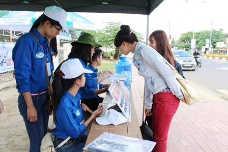 Tại các điểm thi, sinh viên tình nguyện luôn túc trực để tư vấn, cung cấp thông tin và hướng dẫn cho thí sinh, người thân của thí sinh kịp thời và…