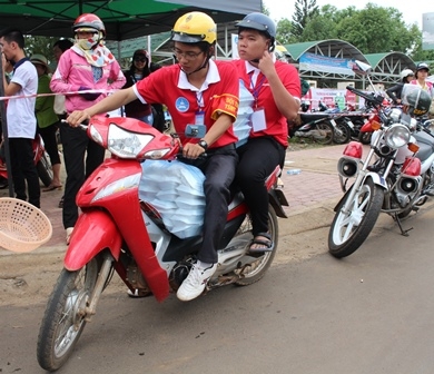 Sinh viên tình nguyện vận chuyển cơm hộp miễn phí của chương trình “Tiếp sức mùa thi” đến điểm thi cho các thí sinh và người thân thí sinh có hoàn cảnh khó khăn.