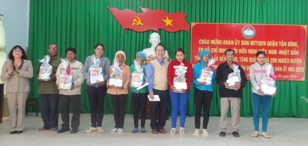 Hội Hữu nghị Việt Nam-Nhật Bản thăm tặng quà cho đồng bào nghèo tại huyện Buôn Đôn trong dịp Tết Nguyên đán 2015