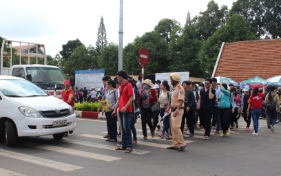 Tình nguyện viên phối hợp cùng cảnh sát giao thông hỗ trợ thí sinh qua đường an toàn