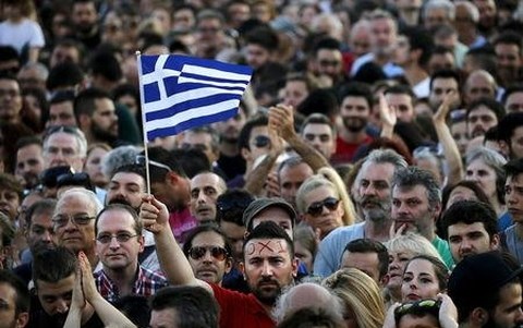 Người dân Hy Lạp xuống đường biểu tình ủng hộ nói không vời đề xuất của các chủ nợ (Ảnh Reuters)