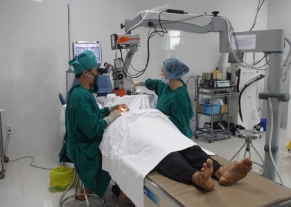 Một ca phẫu thuật thay đục thủy tinh thể miễn phí được thực hiện tại Bệnh viện Mắt Tây Nguyên ngày 29-6 vừa qua. 