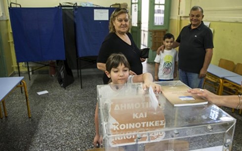 Người dân Hy Lạp bỏ phiếu trong ngày trưng cầu dân ý (ảnh: Reuters)