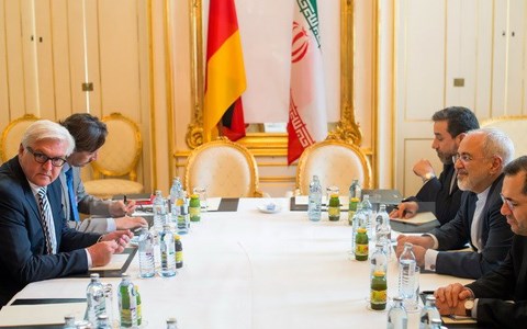Ngoại trưởng Đức Frank-Walter Steinmeier (trái) và Ngoại trưởng Iran Mohammad Javad Zarif (phải) tại cuộc gặp ở Vienna (Áo), trước khi bắt đầu vòng đàm phán (ảnh: AFP)