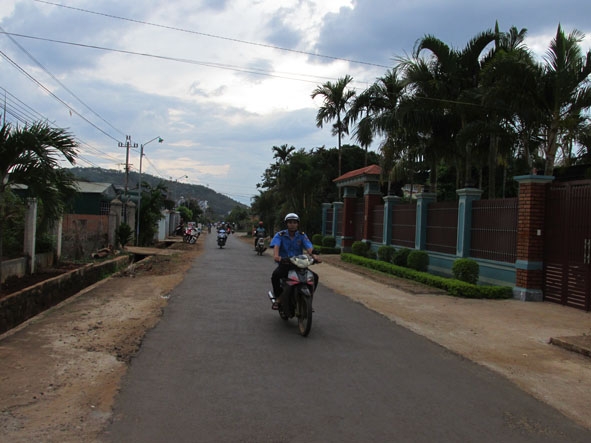 Đoạn đường tự quản ở tổ dân phố 3A (thị trấn Quảng Phú)  được người dân giữ gìn sạch, đẹp.