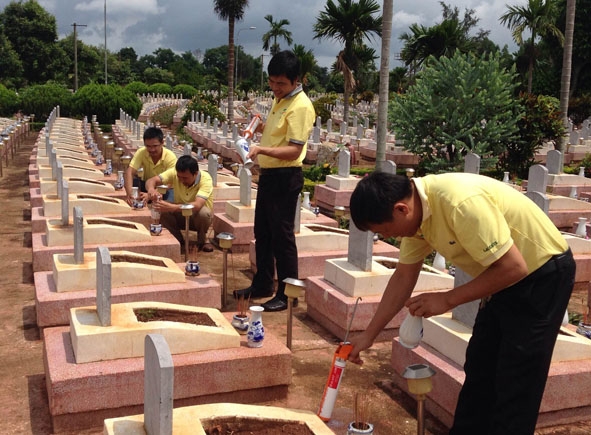 Cán bộ nhân viên Chi nhánh Viettel Dak Lak đang thay mới  bình hoa của các phần mộ liệt sỹ tại Nghĩa trang Liệt sỹ tỉnh.